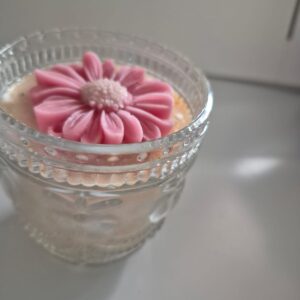Vela flor en frasco de vidrio