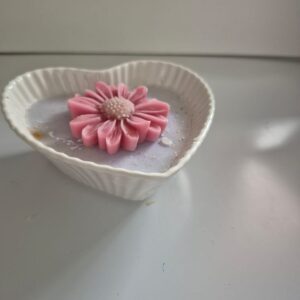 Vela corazón blanco con flor rosa frande